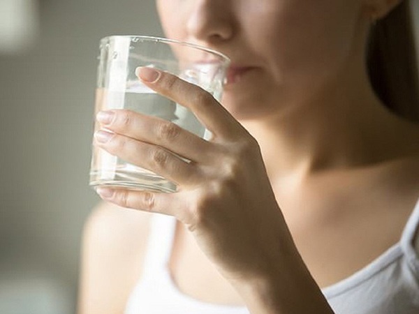 Uống nhiều nước sẽ giúp cho cơ thể đào thải bớt độc tố