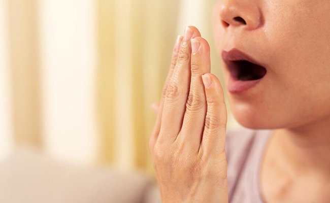 Nếu mũi bị nghẹt quá nhiều, bạn có thể tạm thời thở bằng miệng giúp giảm bớt áp lực phía trong mũi. 