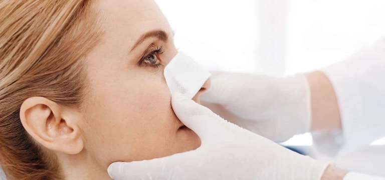 Bác sĩ nâng mũi sẽ sử dụng thủ thuật bóc tách khoang mũi, gây ra tình trạng sưng, bầm,... 
